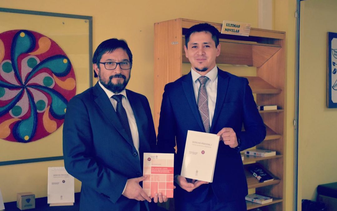 BIBLIOTECA CENTRAL VICENTE RODRÍGUEZ BULL RECIBE DONACIÓN DE LIBROS ESCRITOS POR EL ACADÉMICO DE LA FACULTAD DE CIENCIAS JURÍDICAS Y SOCIALES, DR. RAMÓN BELTRÁN CALFURRAPA