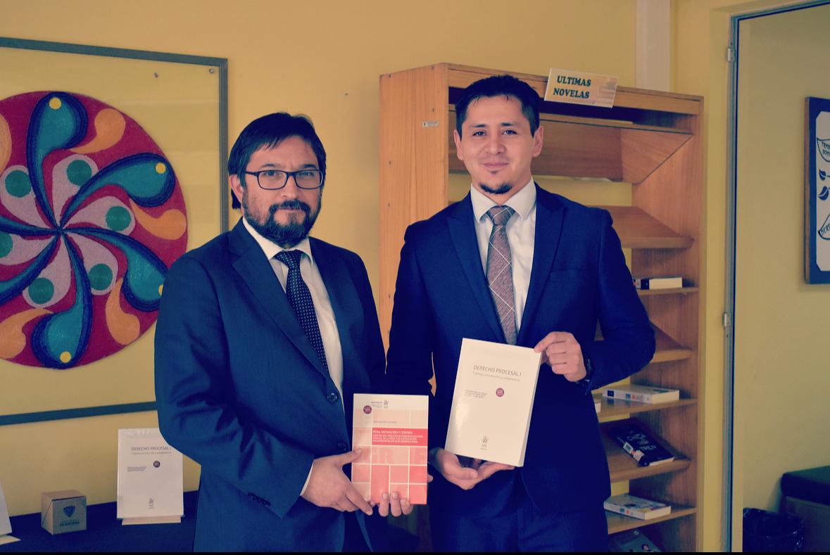 BIBLIOTECA CENTRAL VICENTE RODRÍGUEZ BULL RECIBE DONACIÓN DE LIBROS ESCRITOS POR EL ACADÉMICO DE LA FACULTAD DE CIENCIAS JURÍDICAS Y SOCIALES, DR. RAMÓN BELTRÁN CALFURRAPA